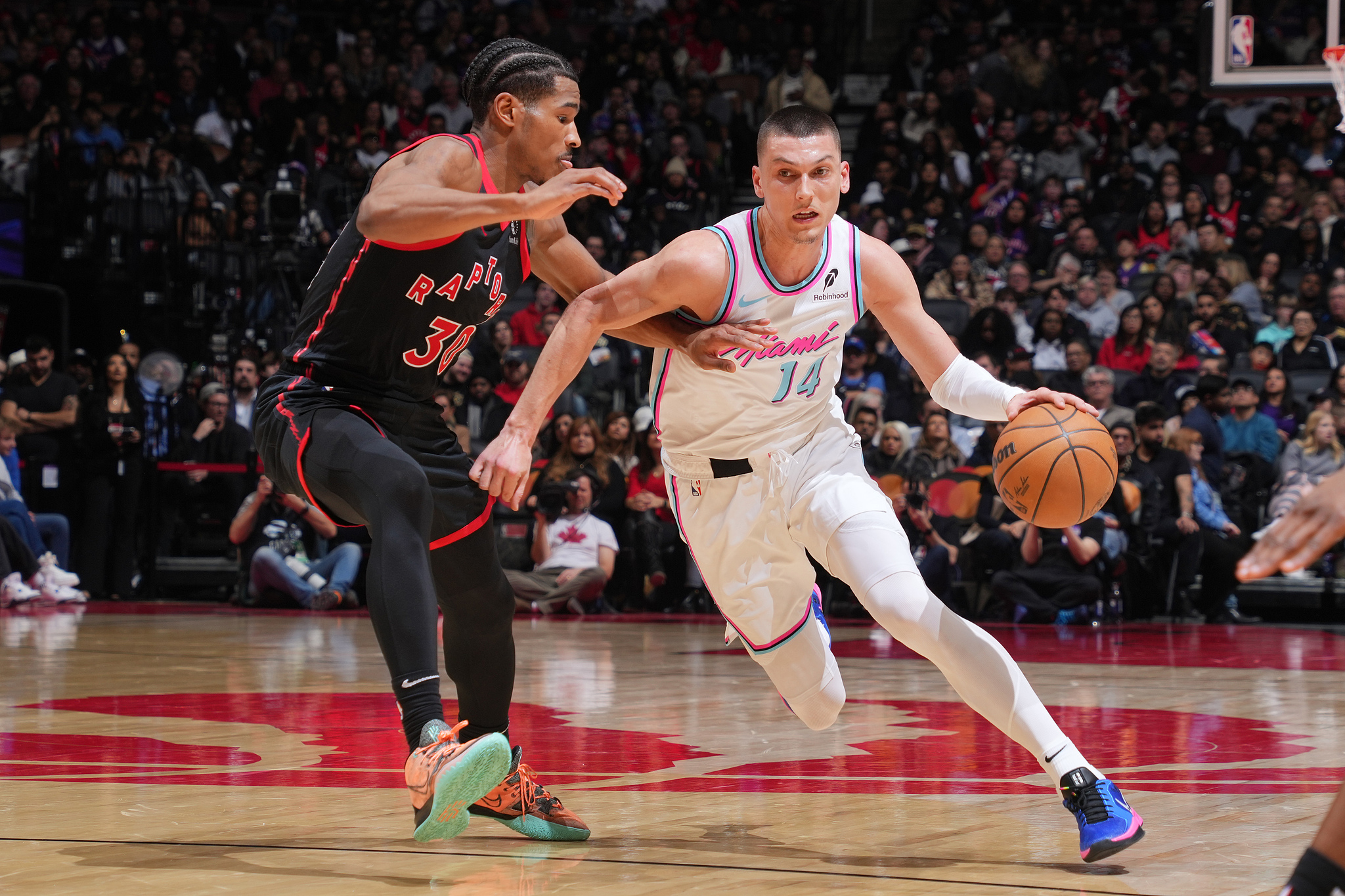 马刺险胜青岛队，范弗利特状态火热