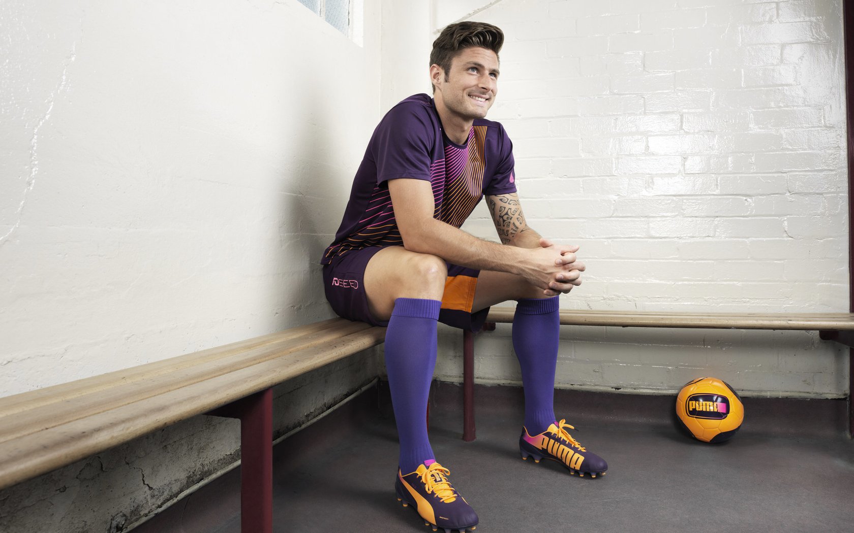 德甲争冠战之夜,拉文存在感拉满,当篮球巨星闯入足球圣殿